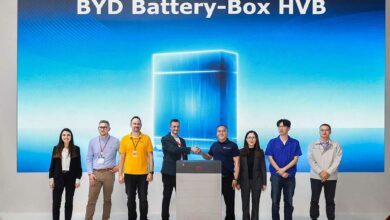 L'équipe de BYD et la dernière Battery-box HVB.