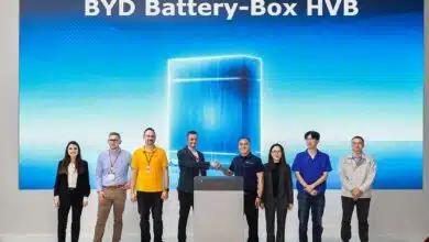 L'équipe de BYD et la dernière Battery-box HVB.