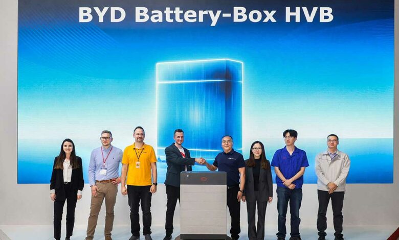 L'équipe de BYD et la dernière Battery-box HVB.