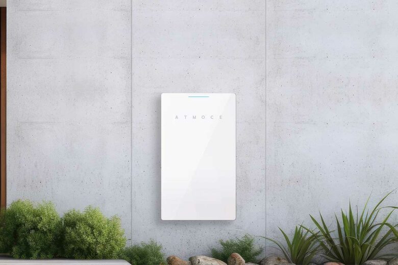 Une batterie Atmoce fixée à un mur.