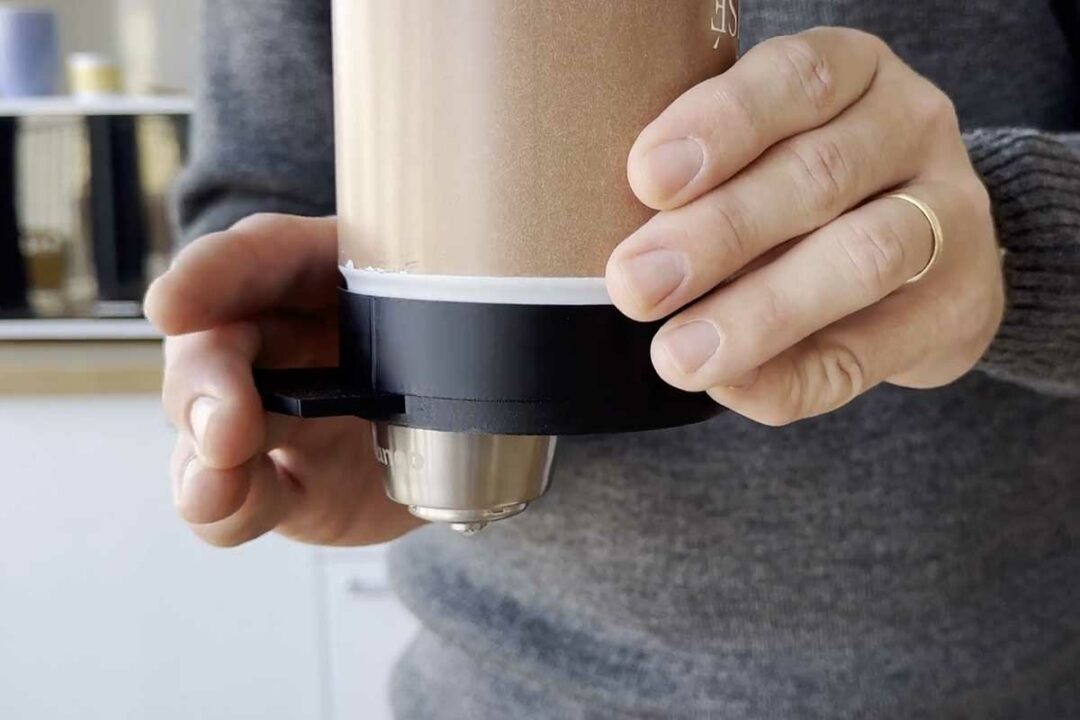Un système pour remplir ses capsules de café réutilisables.