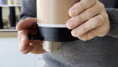 Un système pour remplir ses capsules de café réutilisables.