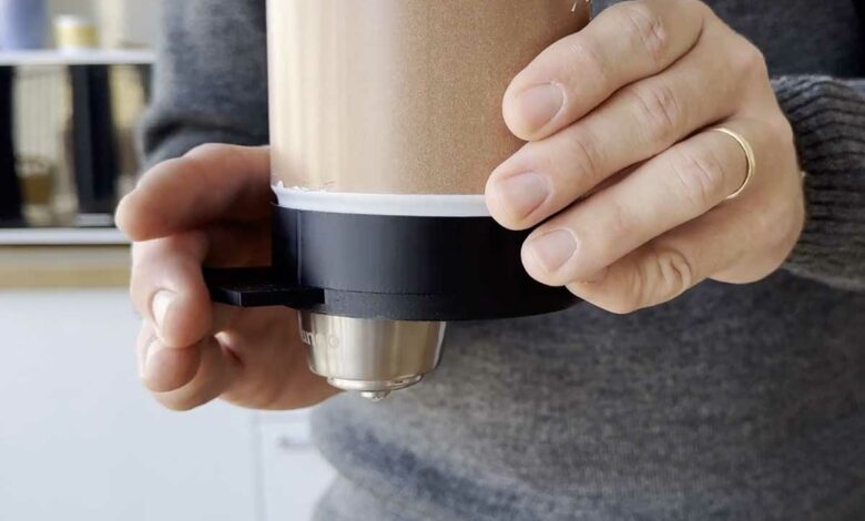 Un système pour remplir ses capsules de café réutilisables.