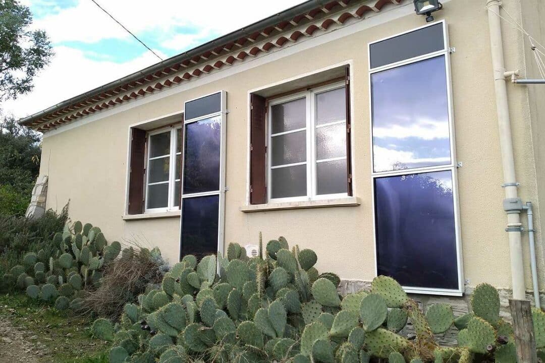 Deux panneaux solaires SunAéro installés en façade sur une maison.