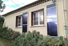 Deux panneaux solaires SunAéro installés en façade sur une maison.
