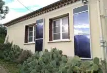 Deux panneaux solaires SunAéro installés en façade sur une maison.