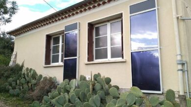 Deux panneaux solaires SunAéro installés en façade sur une maison.