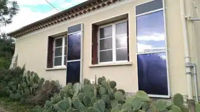 Deux panneaux solaires SunAéro installés en façade sur une maison.