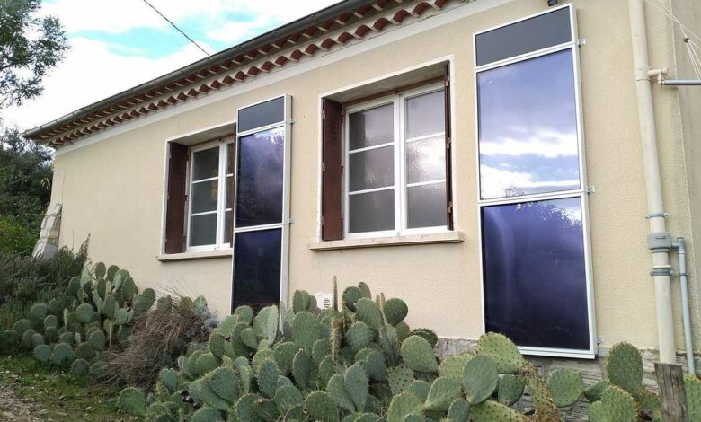 Deux panneaux solaires SunAéro installés en façade sur une maison.