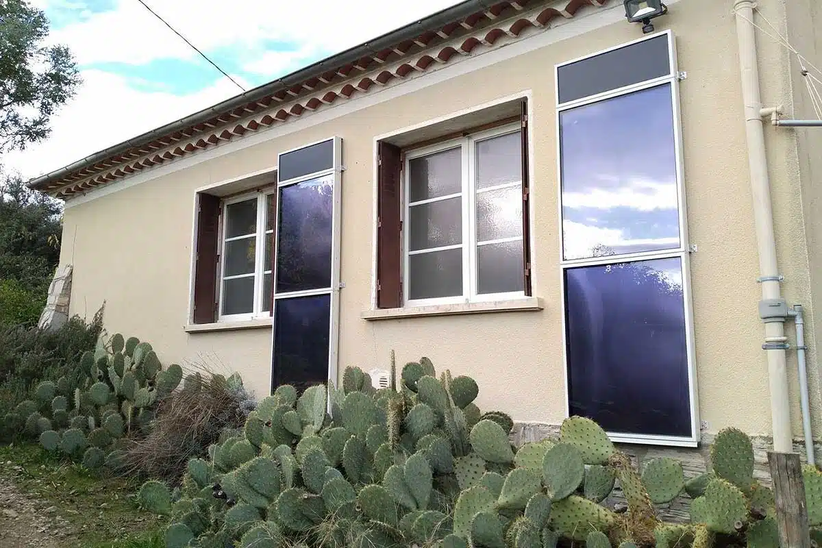Deux panneaux solaires SunAéro installés en façade sur une maison.