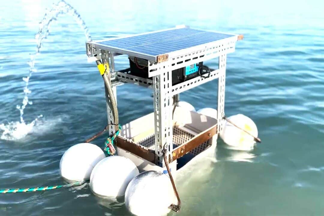 Un système de récolte des déchets flottants.