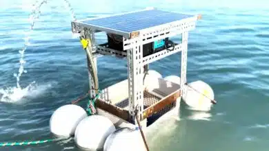 Un système de récolte des déchets flottants.