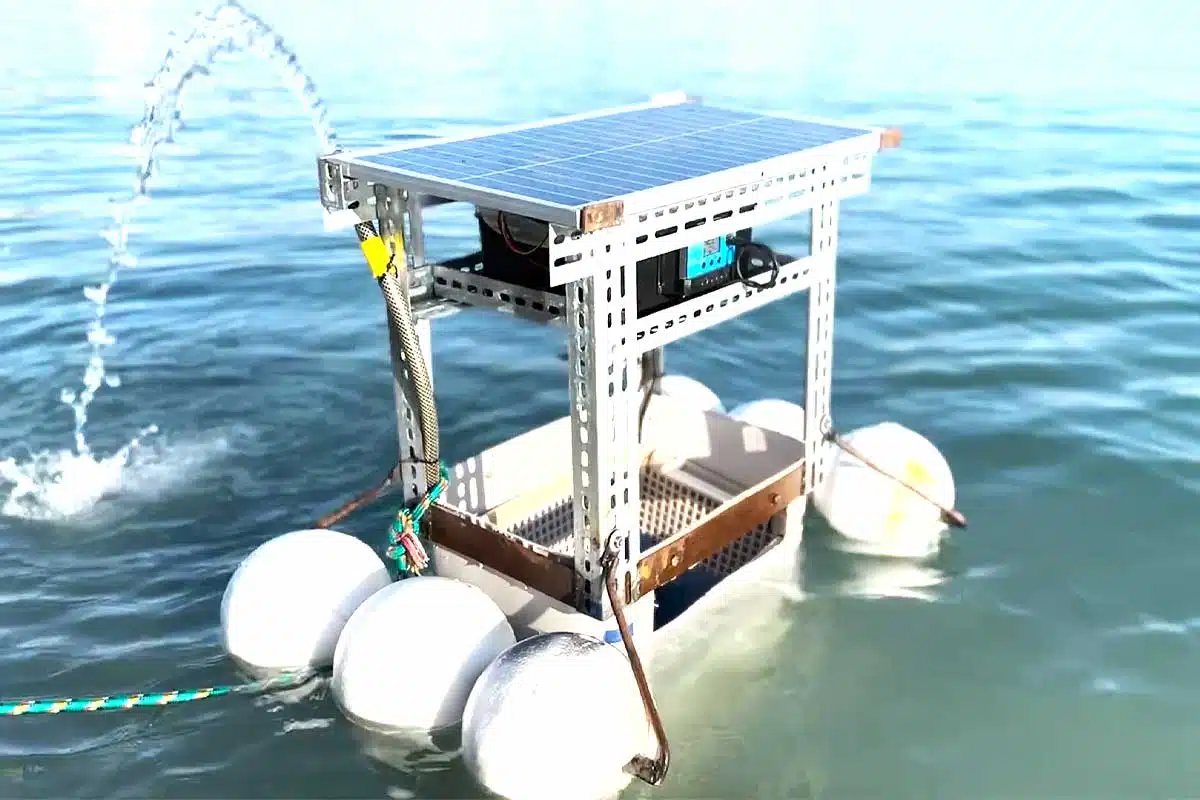 Un système de récolte des déchets flottants.