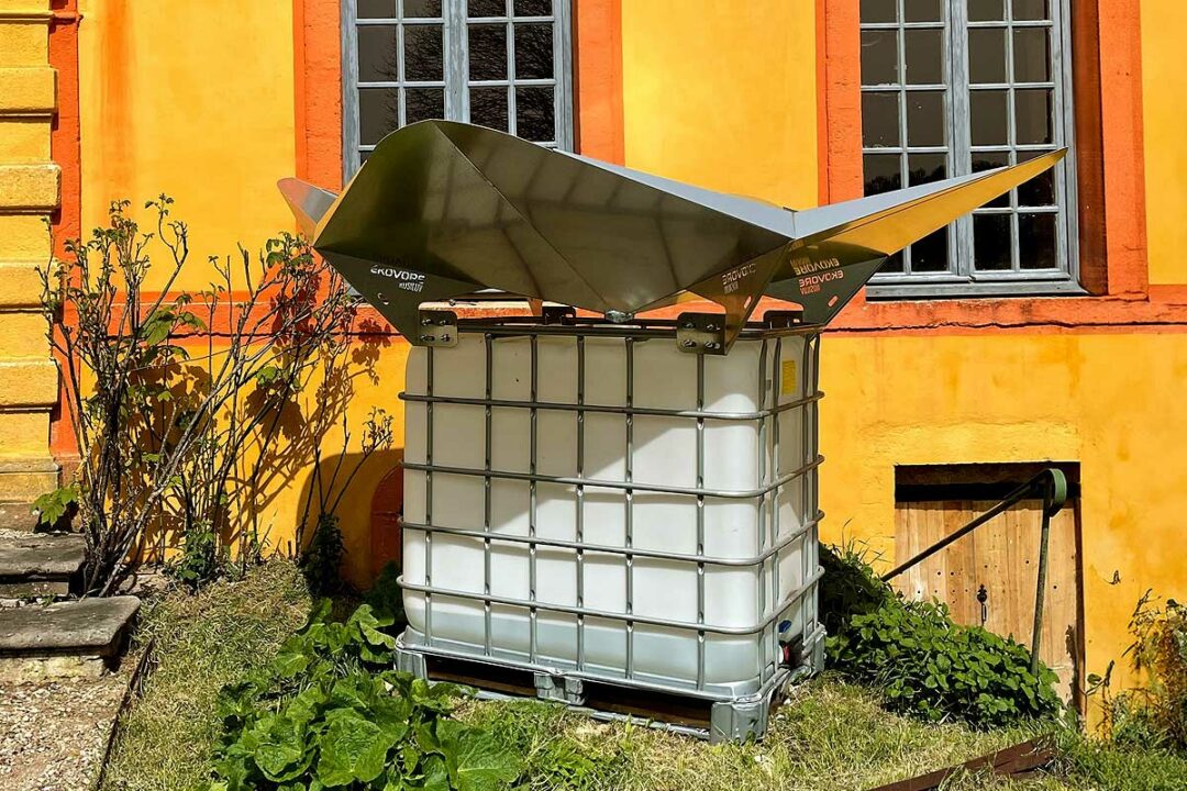 Le collecteur d'eau de pluie Rosiluv devant une maison.