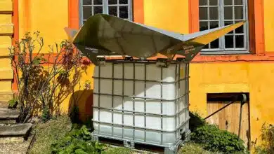 Le collecteur d'eau de pluie Rosiluv devant une maison.