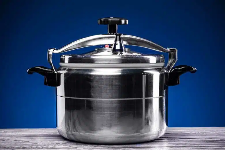 Une cocotte minute pour cuire des aliments.