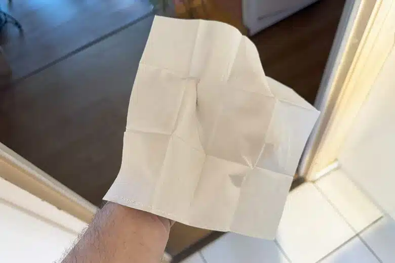 Un mouchoir en papier jetable.