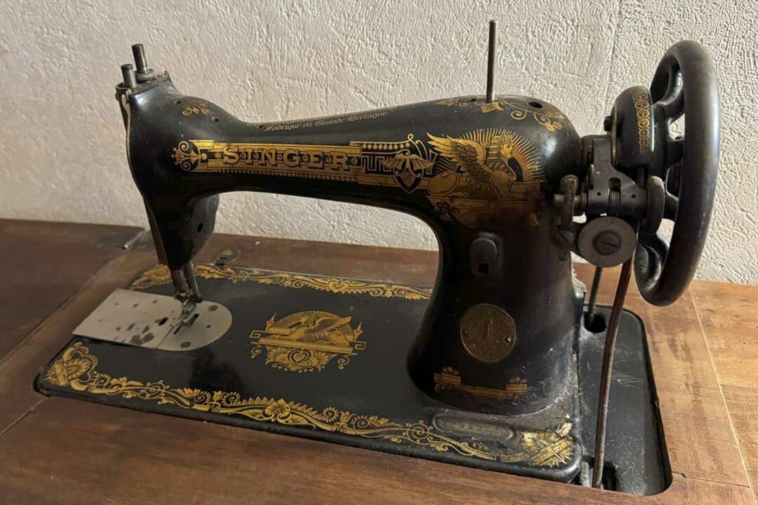 Une machine à coudre Singer.