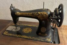 Une machine à coudre Singer.