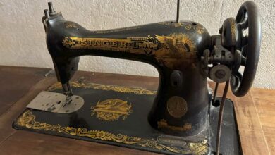 Une machine à coudre Singer.