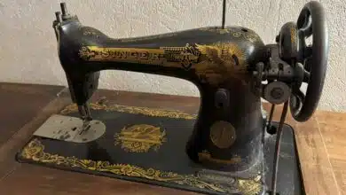 Une machine à coudre Singer.