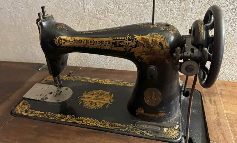 Une machine à coudre Singer.