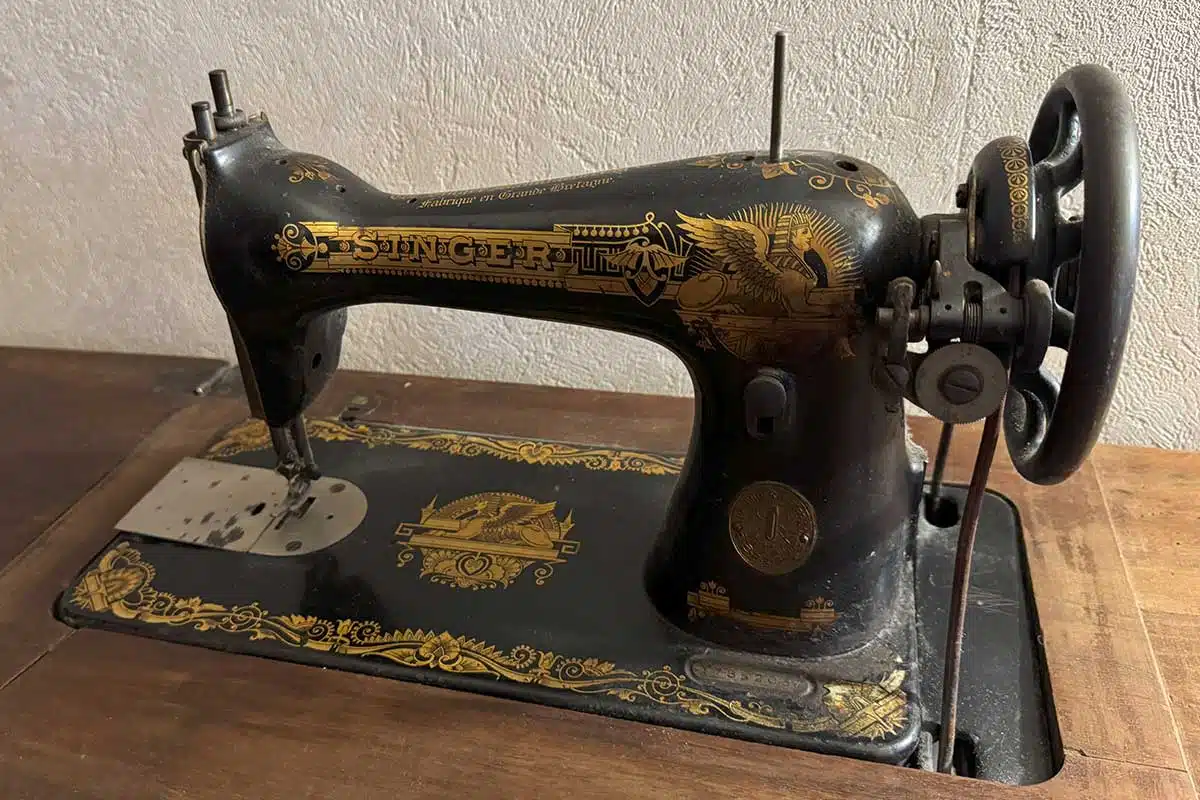 Une machine à coudre Singer.