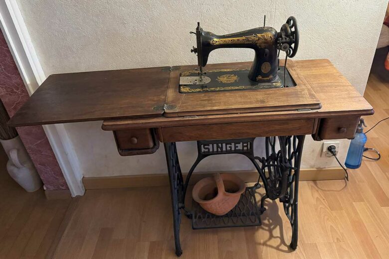 Une machine à coudre intégrée Singer.