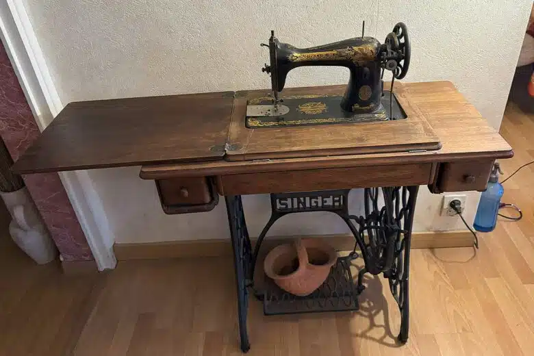Une machine à coudre intégrée Singer.
