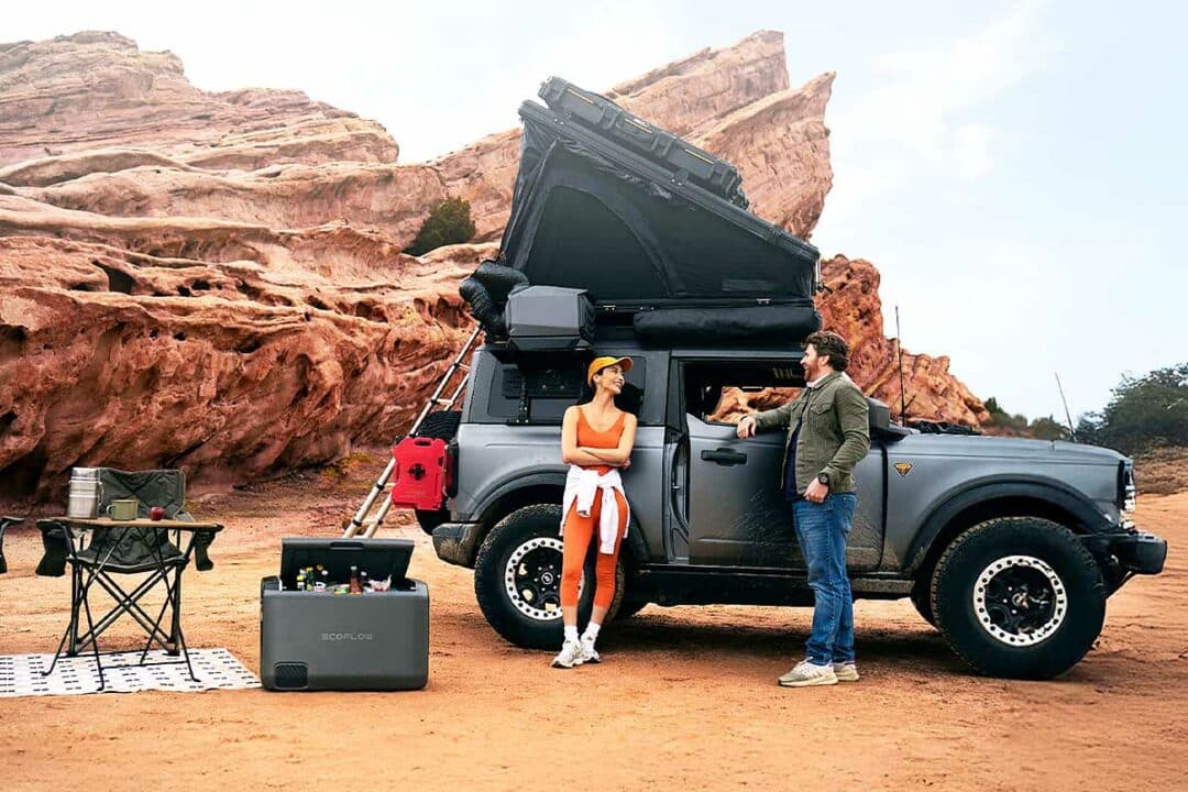 Un couple équipé d'une climatisation et d'un frigo portables de la gamme EcoFlow.