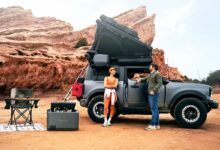 Un couple équipé d'une climatisation et d'un frigo portables de la gamme EcoFlow.