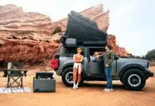 Un couple équipé d'une climatisation et d'un frigo portables de la gamme EcoFlow.
