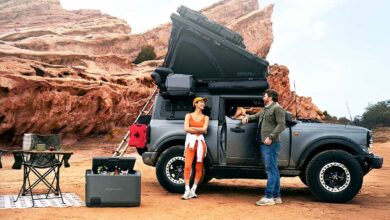 Un couple équipé d'une climatisation et d'un frigo portables de la gamme EcoFlow.