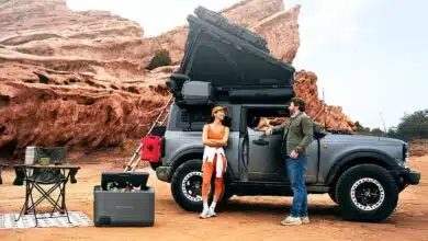 Un couple équipé d'une climatisation et d'un frigo portables de la gamme EcoFlow.
