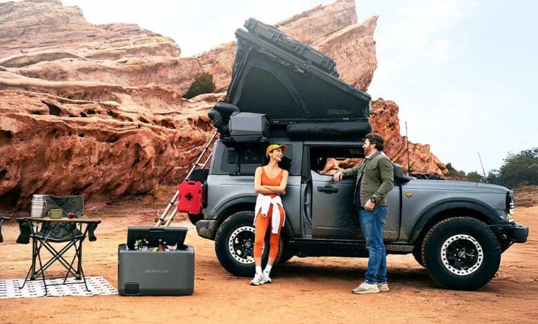 Un couple équipé d'une climatisation et d'un frigo portables de la gamme EcoFlow.