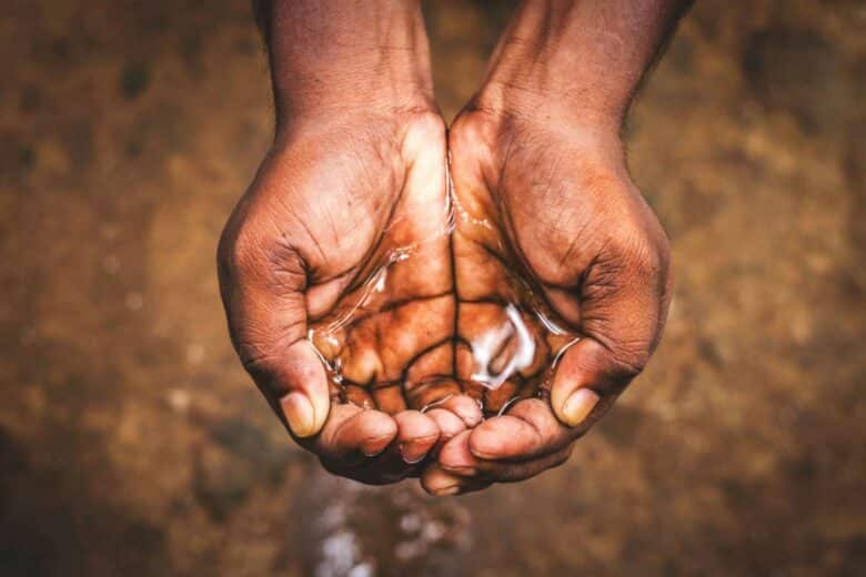 De l'eau potable dans les mains.