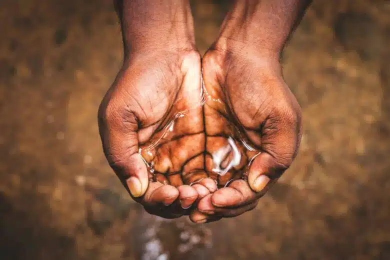 De l'eau potable dans les mains.
