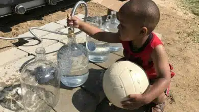 Un enfant se sert de l'eau.