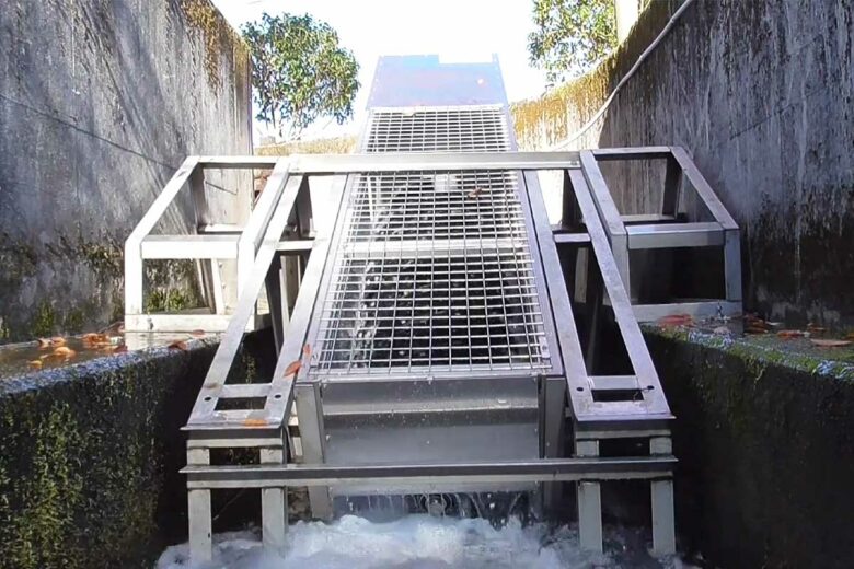 Le modèle PicoPica500 est une hydrolienne plus importante qui peut alimenter une maison en électricité.