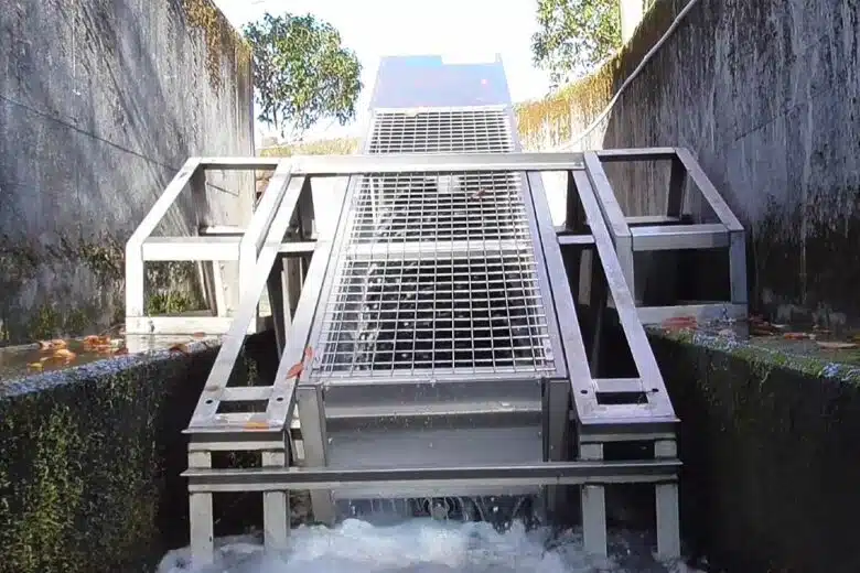 Le modèle PicoPica500 est une hydrolienne plus importante qui peut alimenter une maison en électricité.