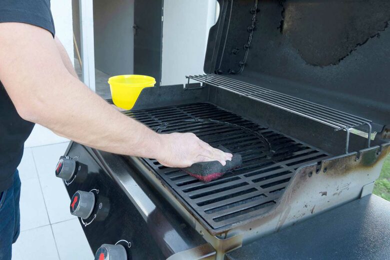 Nettoyage du barbecue.