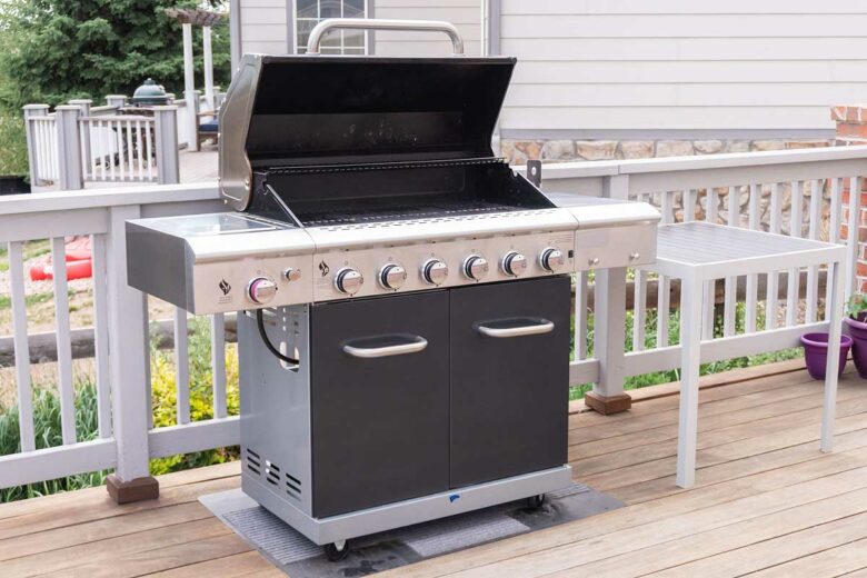 Un barbecue à gaz imposant.