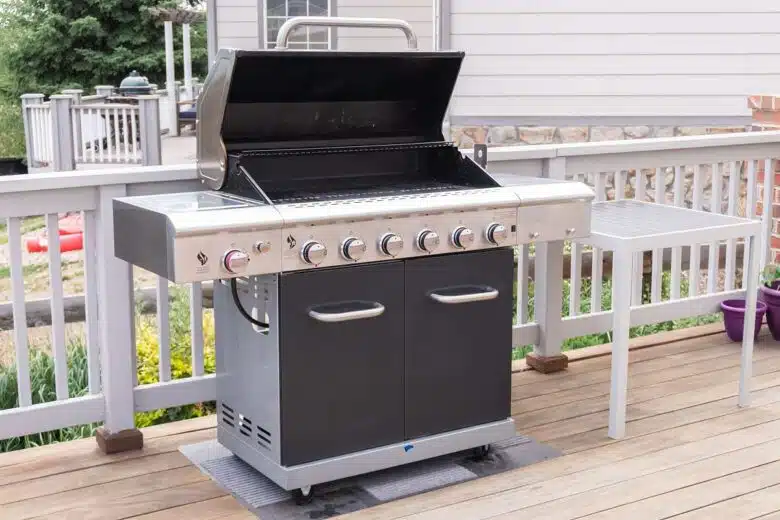 Un barbecue à gaz imposant.