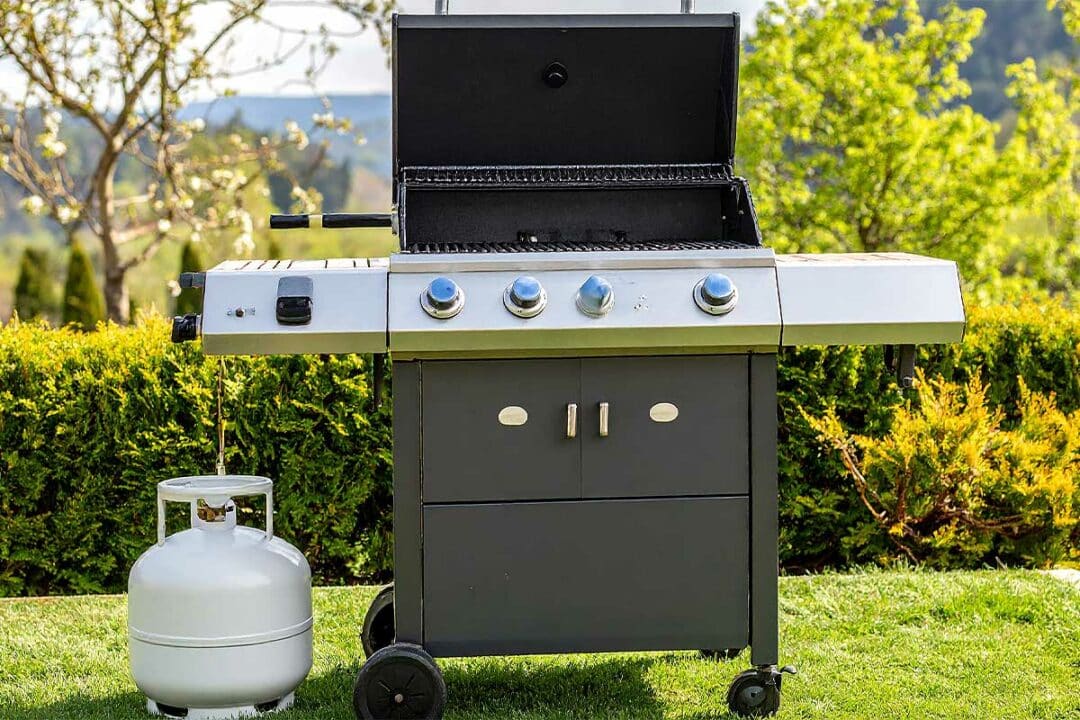 Un barbecue à gaz dans le jardin.