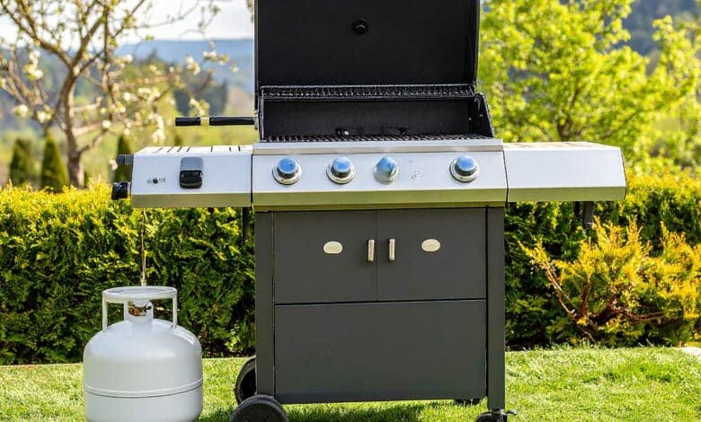 Un barbecue à gaz dans le jardin.