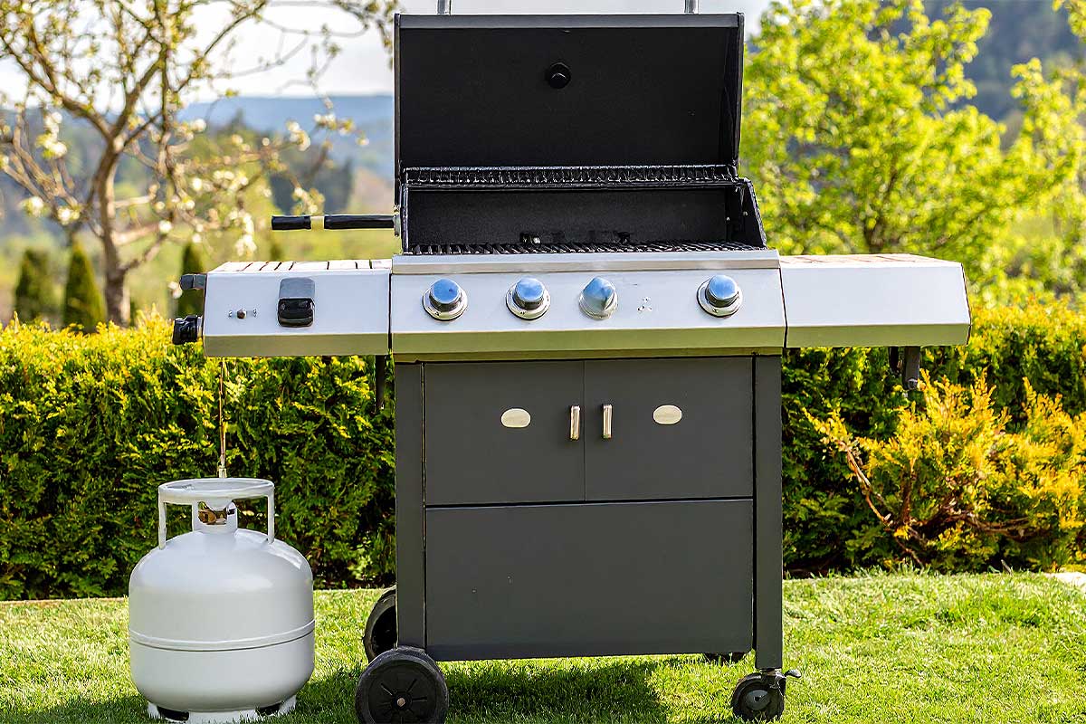 Un barbecue à gaz dans le jardin.