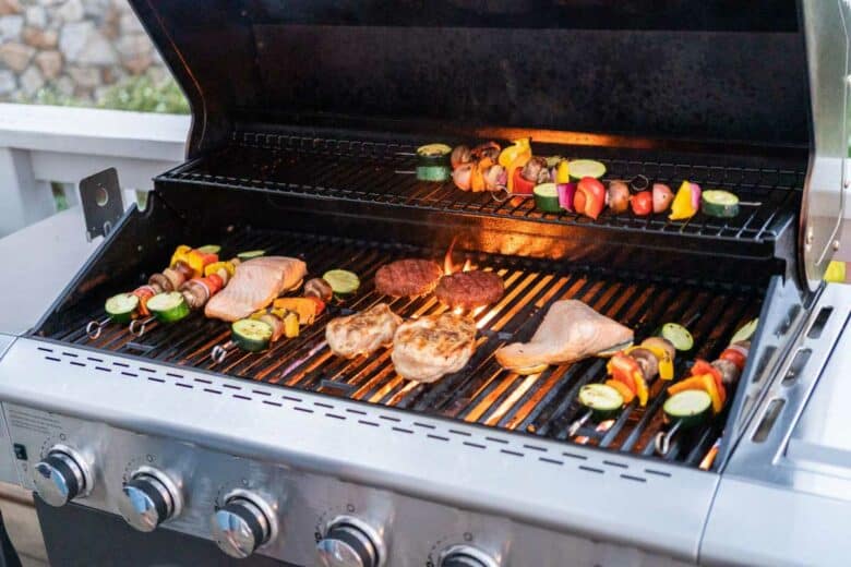 Cuisson d'aliments au barbecue.