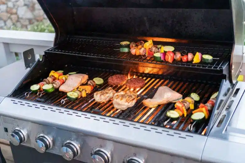 Cuisson d'aliments au barbecue.