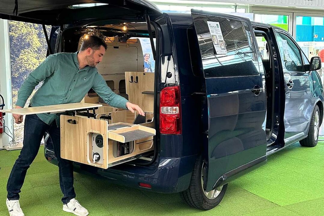 Un homme présente un kit d'aménagement Tchao Tchao.