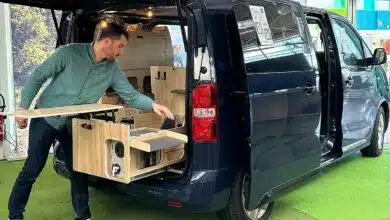 Un homme présente un kit d'aménagement Tchao Tchao.
